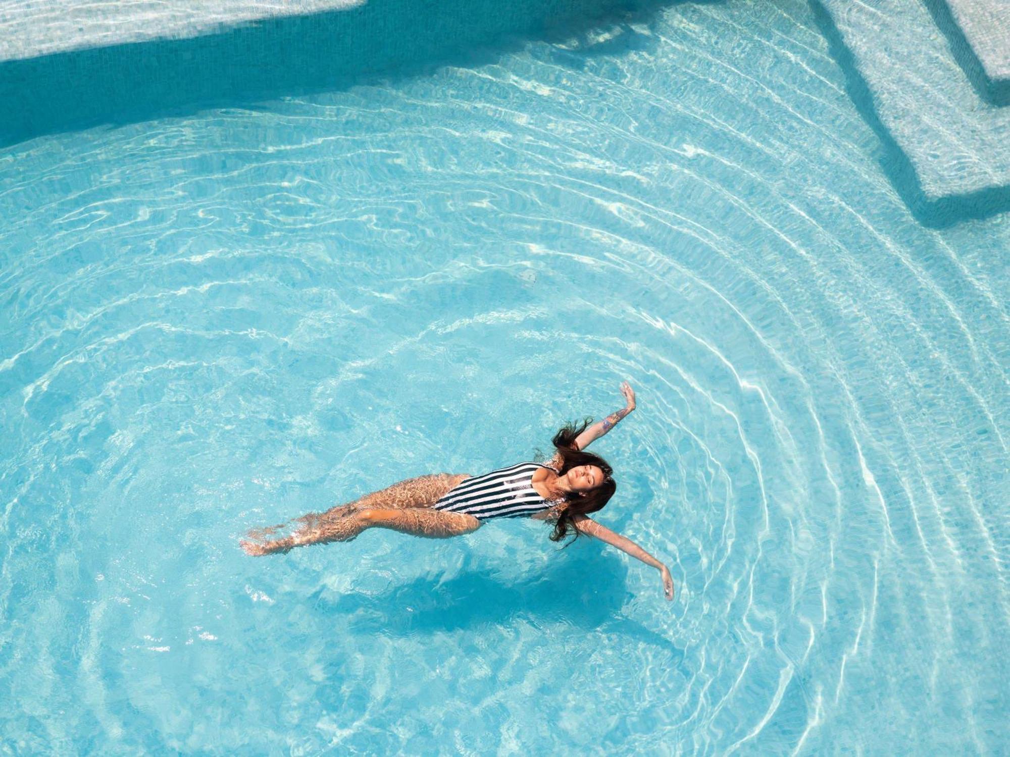 Готель Sofitel Cairo Nile El Gezirah Екстер'єр фото A woman floating in a swimming pool